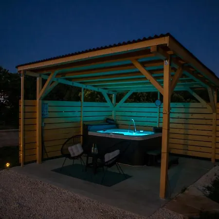 Holiday Nature House *